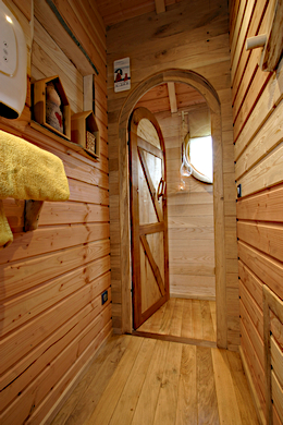 Vue sur la salle de bain de la roulotte.